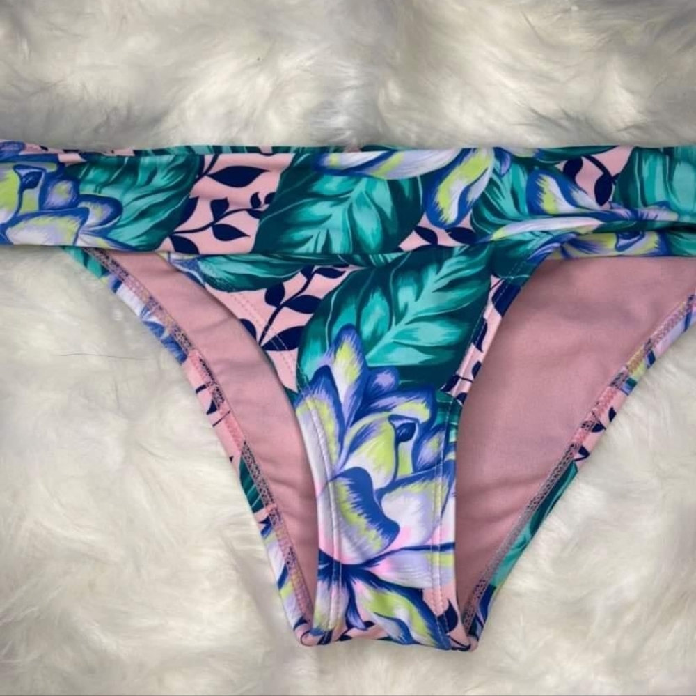 NWT GIANNI BINI heavy petal bikini bottom M